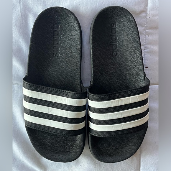 Adidas kids soccer slides, kids size 2 - Picture 2 of 4